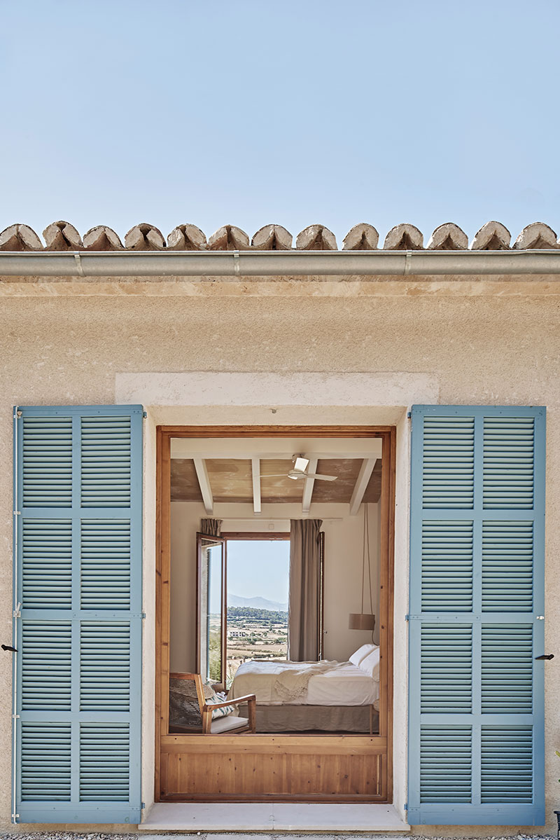 Fachada casa Palerm con contraventanas típicas del mediterráneo