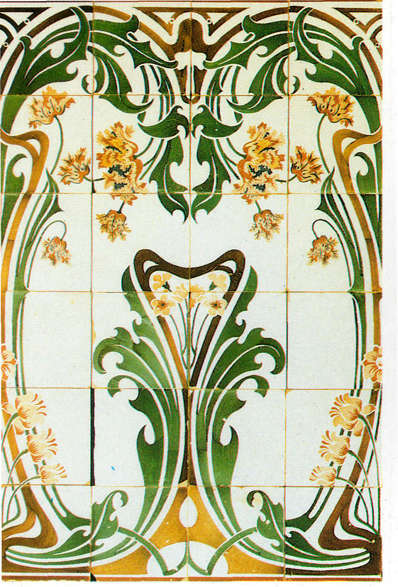 Arrimadero de cerámica con motivos vegetales de color verde