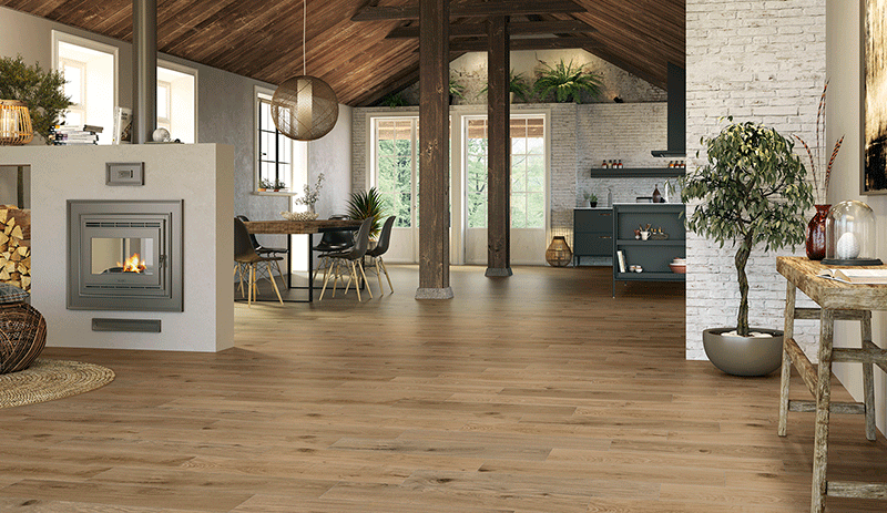 Salón rústico con chimenea con suelo de madera porcelánico color miel.