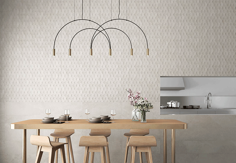 Ambiente comedor de interiorismo suave y relajado con mesa y sillas de madera.