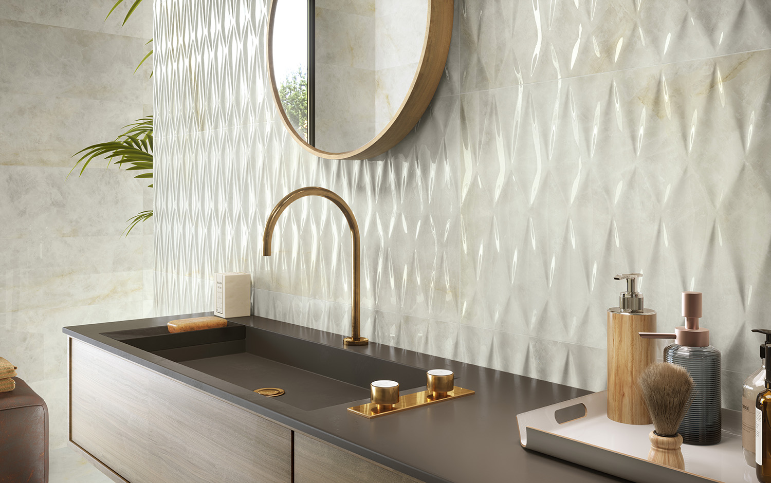Detalles de un baño clásico con revestimiento marmóreo
