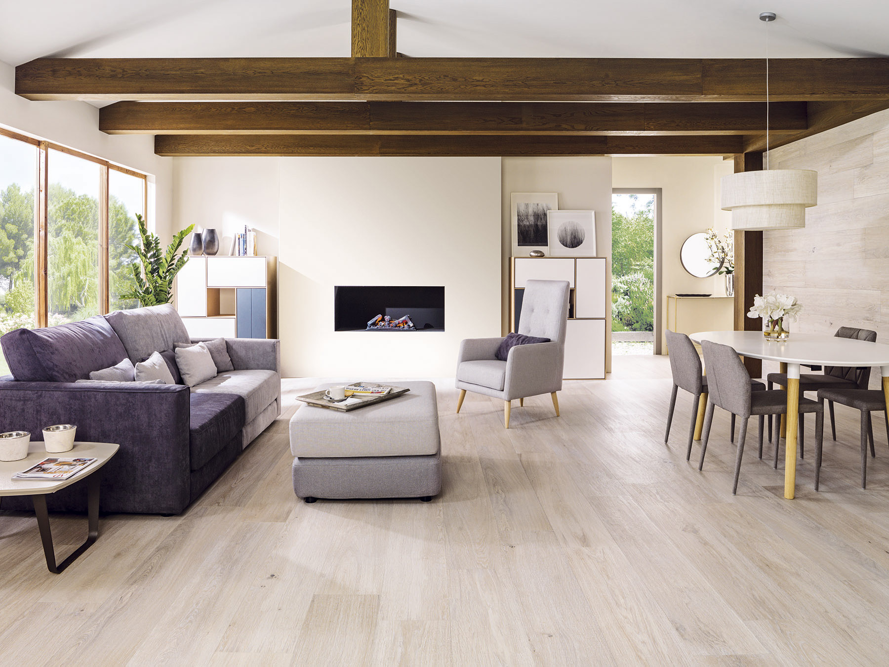 Salón rústico con vigas