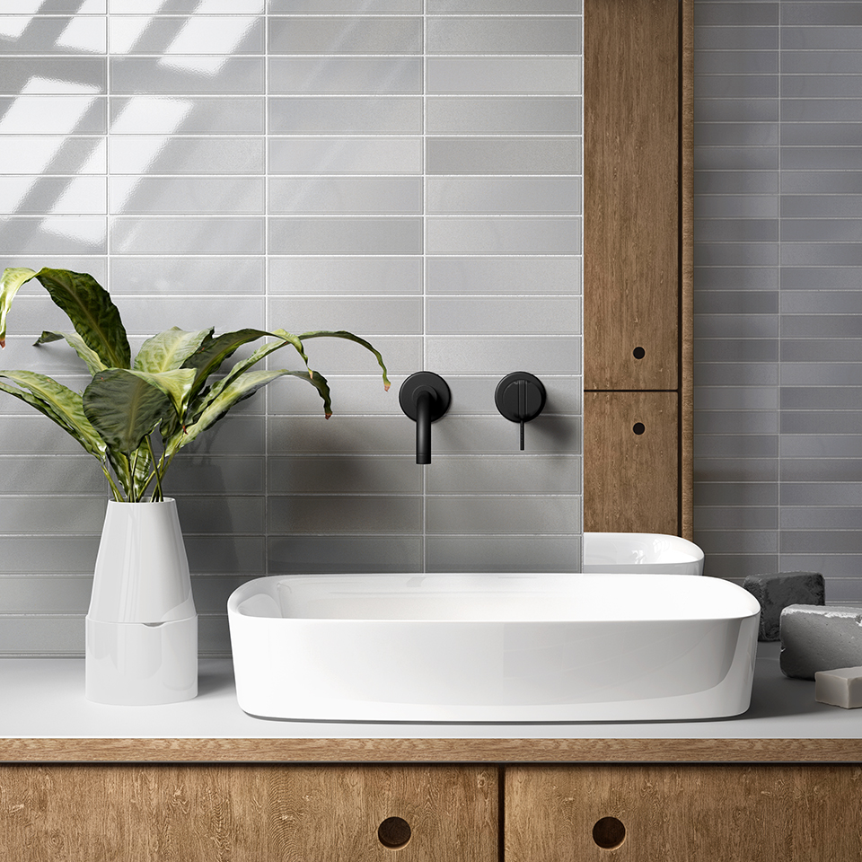 Baño gris con azulejos brillantes  - Limit